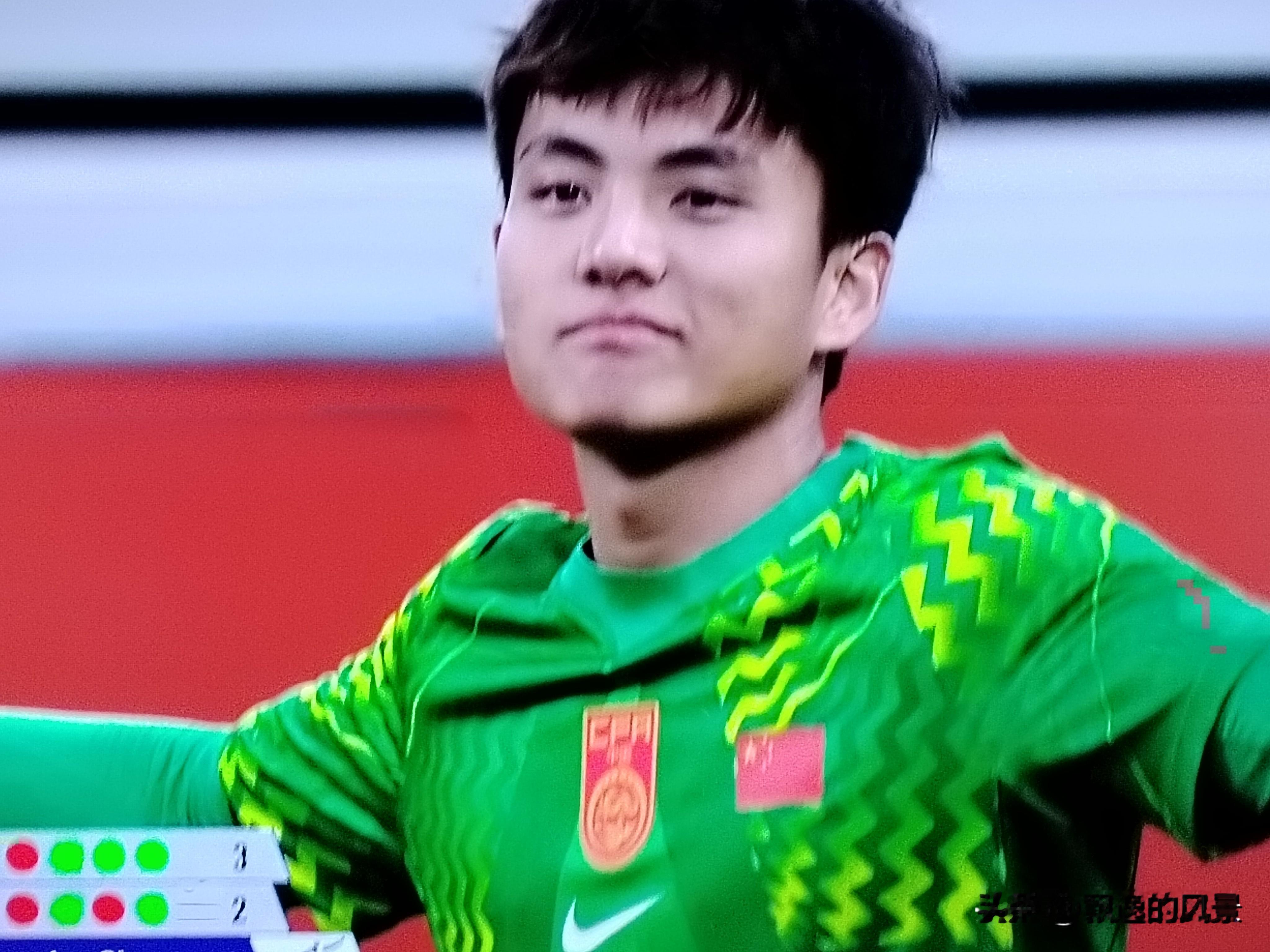 点球决胜！时隔28年，中国男足站上亚运领奖台
常规时间2‑2被乌兹别克斯坦绝平，亚运国足顶住巨大压力，点球大战4‑3击败对手，拿下铜牌，时隔28年重新站上亚运会男足领奖台。
胡荷韬先拔头筹，王钰栋轰出精彩世界波，两度领先却在第90分钟被追平；关键时刻门将李昊两度神扑，点球大战守住希望，小伙子们咬牙顶