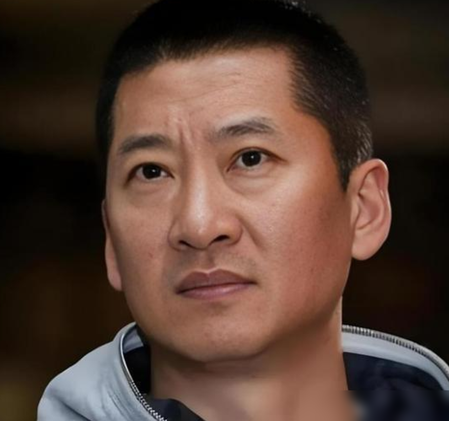 56岁的周杰，把自己活成了一个狠人。一天就吃一顿午饭，早上啃个苹果对付，晚上滴水不进，朋友聚餐他坐旁边光喝水看人吃。这么搞了整整十年。
医生坐不住了，说这叫极端断食，长期下来容易缺营养、伤胃，甚至增加心血管风险。可周杰压根不在乎。
他说当年退圈不是被封杀，是看不上一堆粗制滥造的剧本，扭头去黑龙江