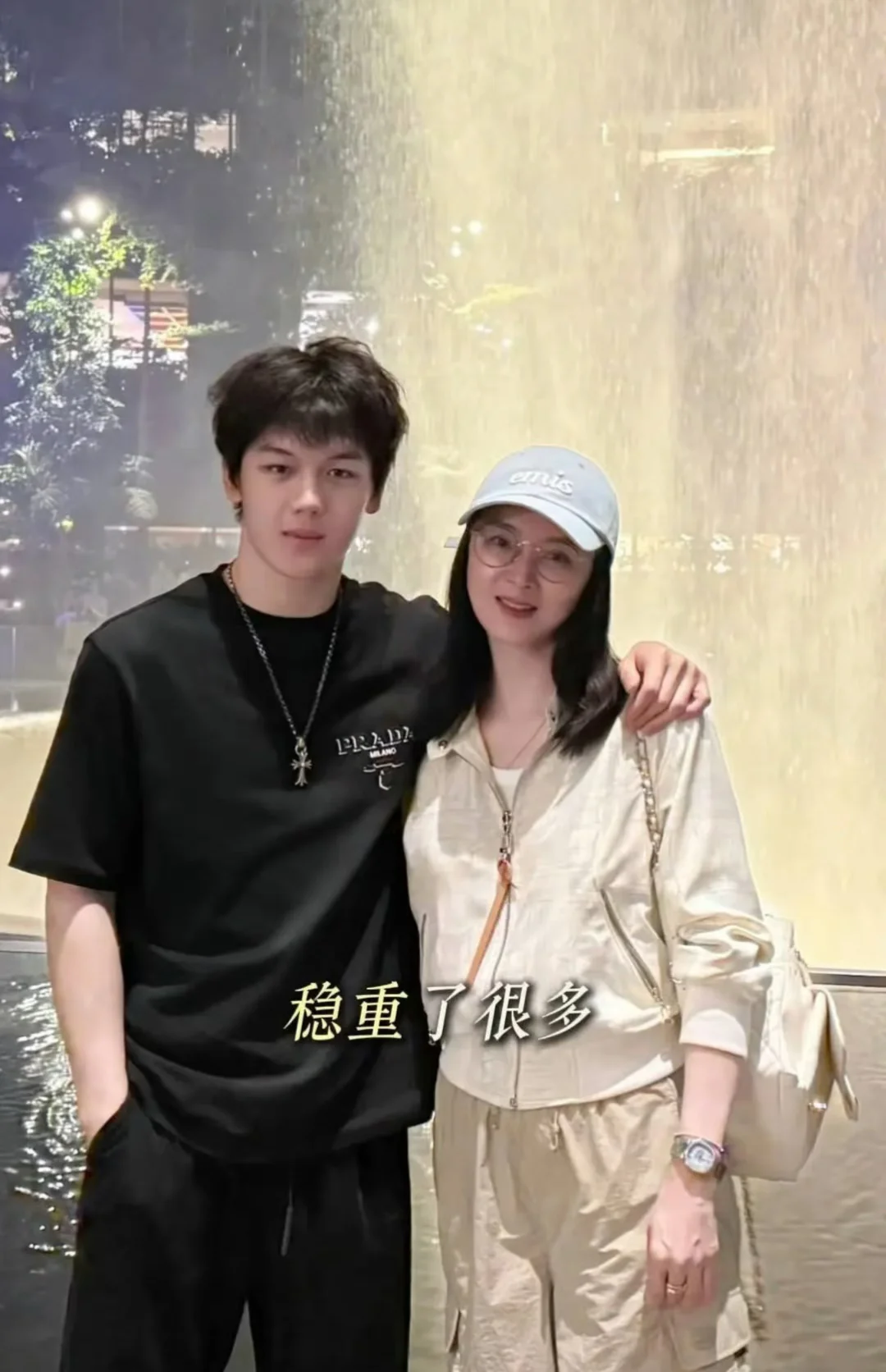 王艳和儿子球球合照，球球长大了有点韩范儿