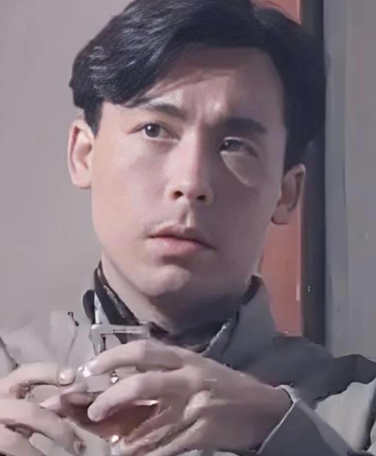 演了半辈子鬼片吓人的雷宇扬，9月7号因胃癌在广州走了，62岁。他妻子马荔一直在病床边陪着，到最后都是她扛着。说起来这对夫妻当年挺不被看好的，马荔是广东台主持人，采访他的时候才27岁，雷宇扬都48了，差21岁。2012年低调登记结婚，连婚礼都没办。婚后他推掉应酬陪老婆孩子，2014年还说“太远太累的活