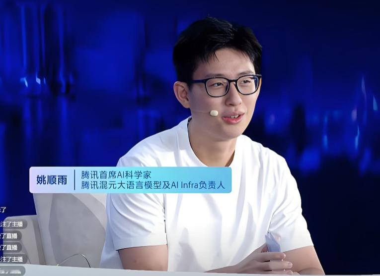 90后开始登上中国科技的大舞台了！一张同框照，28岁姚顺雨火了。
姚顺雨是腾讯首席AI科学家，直接向刘炽平汇报，管AI基础设施和大语言模型。高考704进清华姚班，普林斯顿博士，OpenAI待过，2025年底回国。
马化腾27岁创办腾讯。姚顺雨27岁，执掌腾讯AI一号位。
但这不是个例。国产大模型这波