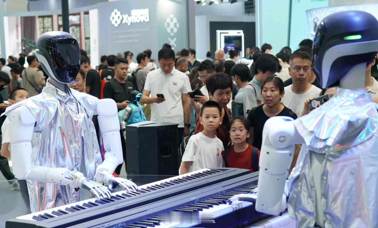 2026世界机器人大会，有个画面绝了：你跟对面那个"人"打乒乓球，几十个回合下来你出汗了，它不出汗，正手反手稳得一批，场馆里排着队想跟它打一局。而且现在机器人已经不卷"炫技"了，开始卷"干活"——现场叠衣服、炒菜、收纳、做咖啡，往"能干活会陪伴"的方向走！中国已经连续13年稳坐全球最大工业机器 ​