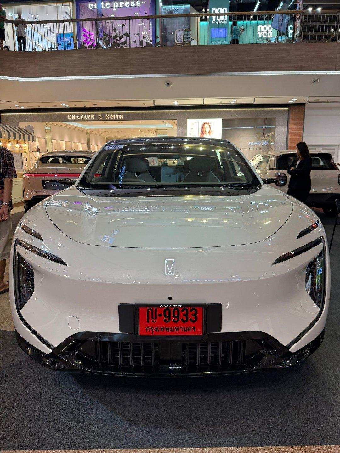 阿维塔07东南亚右舵版

泰国AVATR 07 右舵版，定位中大型智能电动SUV，华为乾崑ADS 4.0+鸿蒙座舱，纯电和增程两种动力，为阿维塔首款进军东南亚的车型。#阿维塔07##AVATR##阿维塔##AVATR07# ​