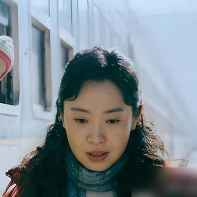 追90年代东北悬疑剧《余红旧事》，最让人代入的不光是悬疑案情，还有满屏原汁原味的东北方言，太接地气，最地道的烟火气，全在一口纯正的东北话里。最后那男的是踩了颗黄豆滑倒摔死的。
“荒诞吗？荒诞。”
可九十年代东北那种冷到骨头里的绝望，本来就没什么道理可讲。三桩命案，冻成冰雕的酒鬼、断肢的五金店老板