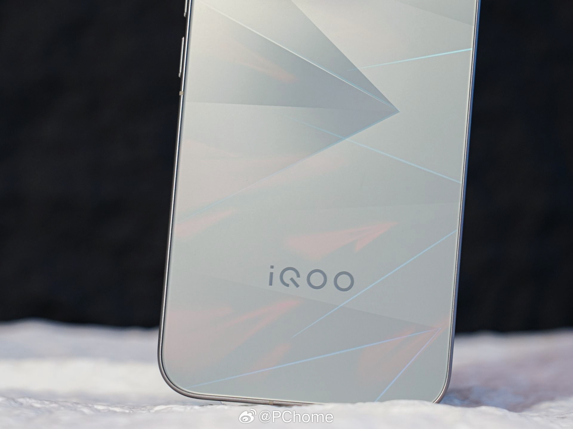 【iQOO 16“逐光”图赏：红色悬浮图案，科技未来感跃然眼前】行业独家激光全息成像，“逐光”红色图案悬浮在背板表层，任意视角都清晰、立体、真实。底层镂空丝印，蓝色基底纹理随光变化，蓝射线与红图案交织，科幻感拉满。AG玻璃兼顾质感与手感，丝滑舒适，还不易沾指纹。
「明日舷窗」DECO 灵感来自 ​