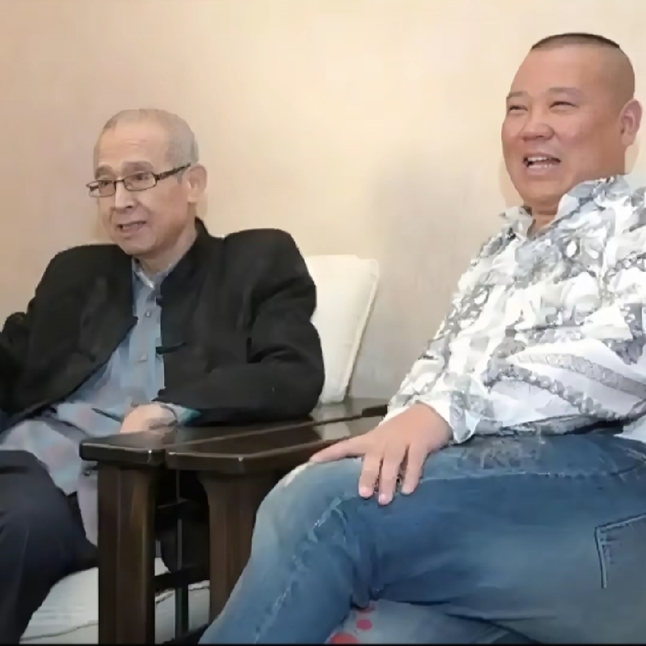 2008年，郭德纲到张文顺家中看望身患重病的张文顺时的一幕，他是德云社创始人之一，和郭德纲亦师亦友。