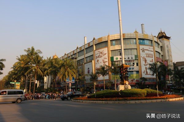 云南景洪，晚上快10点，一家百货店门口，一名50岁的男子，对一名女子下了手。起因