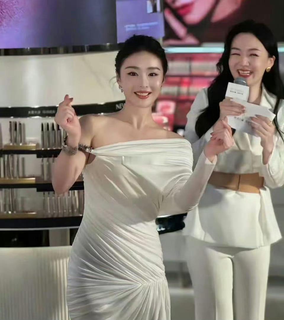 差点没认出来！不得不说，高叶真人比电视上显得年轻漂亮！​​​