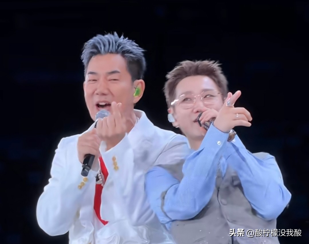 我只能说汪苏泷的演唱会，
少看一场都会出事！

汪苏泷的《明日世界》演唱会，第一位嘉宾竟然是任贤齐！

任贤齐一出场，全场尖叫，太惊喜了，不过也有好多粉丝觉得不公平，觉得这场的观众吃的太好了，哈哈哈！

不得不说任贤齐真的太离谱了，都已经是60岁的人了，长相和嗓子都和20年前一样，依然是开口跪啊。