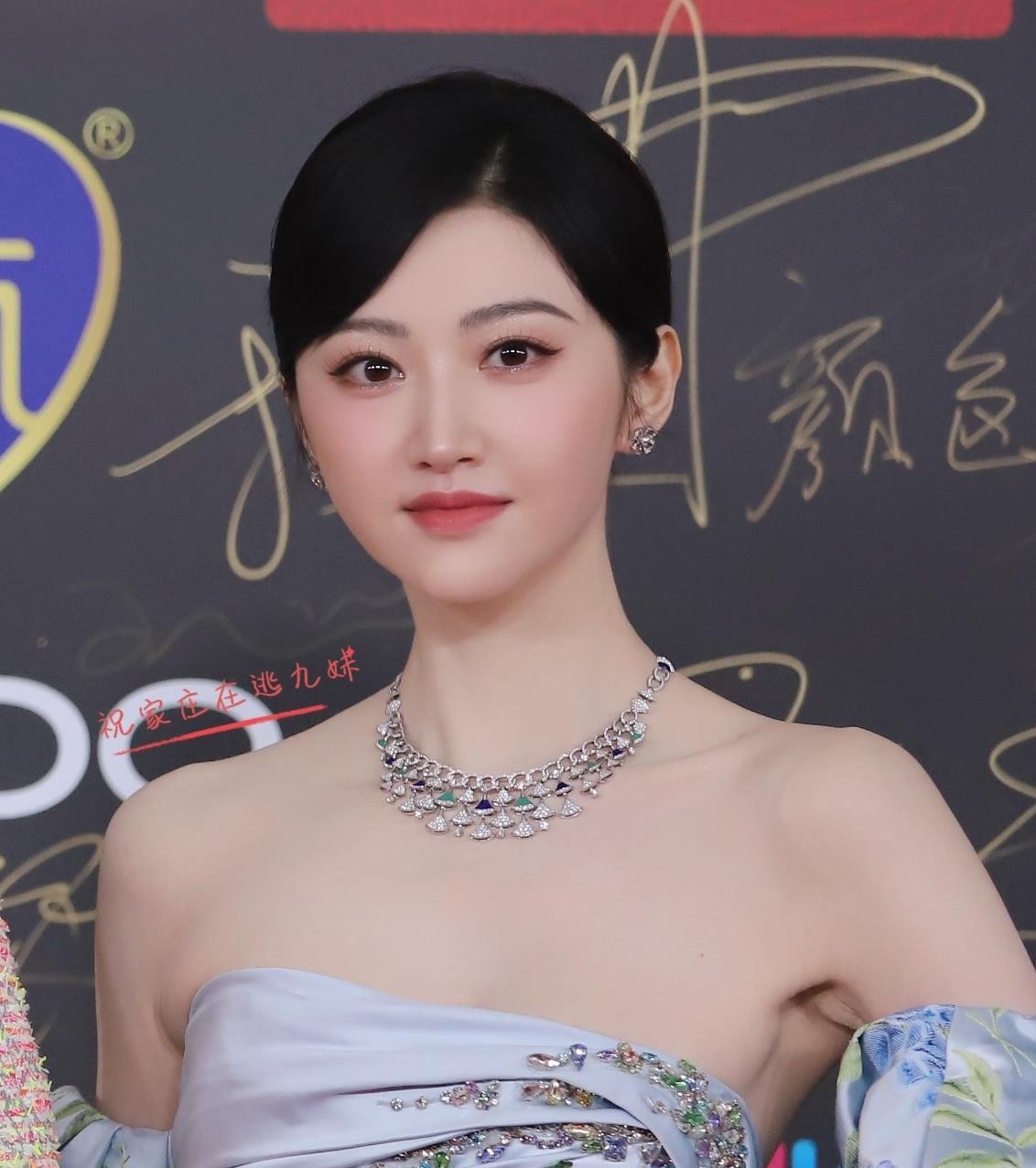 风波后首次登封，信号够直白了。代言暂时下架不过是商家避嫌，时尚资源可没停——据新浪娱乐报道，她手上几部待播剧都是亿元级大制作，一旦真出事，全剧组主创加合作演员都得跟着埋单。说白了，景甜身上捆着太多人的利益，早不是她一个人的事。凤凰网娱乐也提到，这类复出动作背后往往是资本在保人，更是自保。所以能帮的都