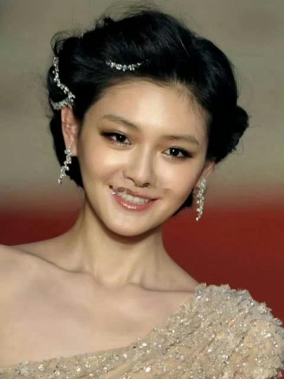 “当年品牌方需要珠宝露出，大S觉得这条高定礼服如果搭配项链会很多余，就把项链编进头发里” ​​​
