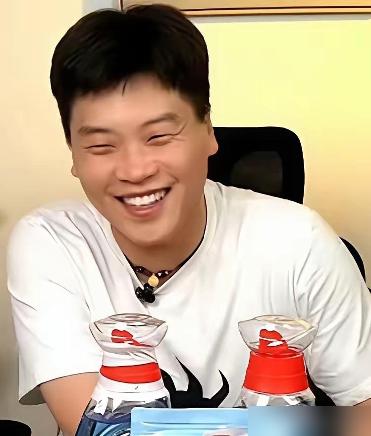 原来王励勤他们打主力时，郝帅就陪；我们三剑客打主力时，郝帅还陪；小胖成主力时也陪了一段。再后面不陪，后面都赢不了郝帅了，还陪个啥啊。。
张继科直播连线郝帅，几句话把国乒最残酷的一面掀开了。郝帅是谁？赢遍主力的那个人。手感好到老瓦亲口夸极有灵气。可灵气没换来大赛冠军，换来的是一辈子陪练席。
从二王