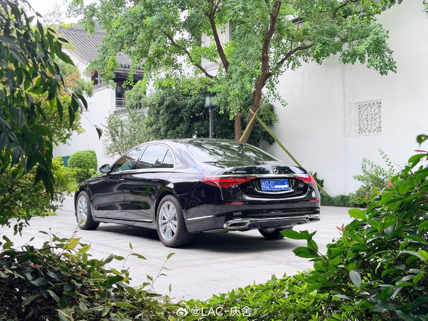 现在奔驰S400L特别版的价格是真好，
这次回浙江，
特地拿亲戚的拍了期节目
视频随后分享 ​