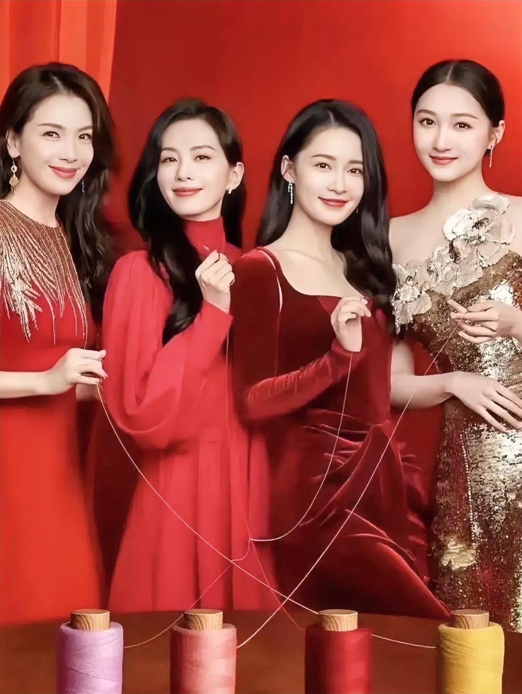 这四位都是纯天然顶级美女，难分伯仲，合影真的太养眼了，虽说关晓彤身形高...