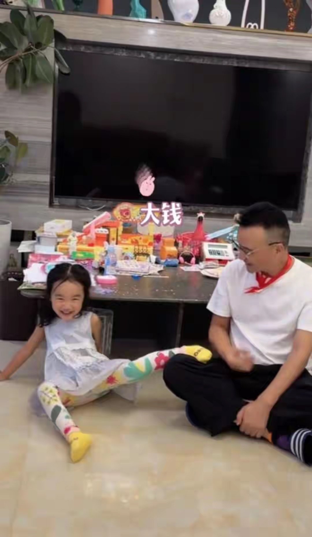 李亚鹏4岁女儿语言能力真强，一口四川话溜到飞起，长得眉清目秀自信大方 ​