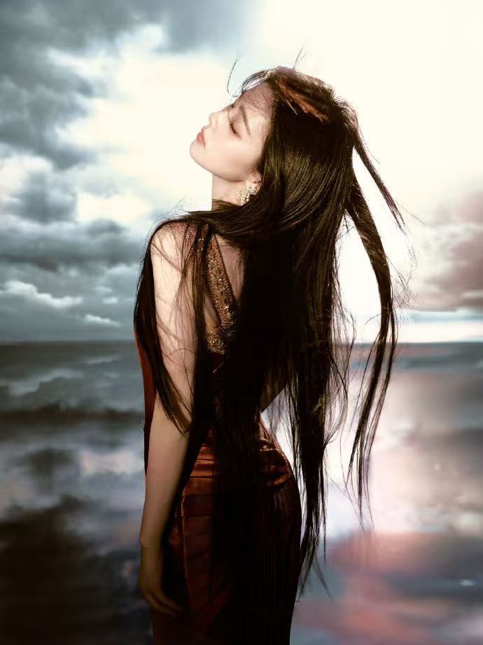 #白鹿夸娜扎太美了#谁懂美女看美女的心动！后台合影白鹿直面夸赞娜扎太美，还来回谦让站位，没有攀比，只有发自内心的赞叹，温柔又可爱。 ​
