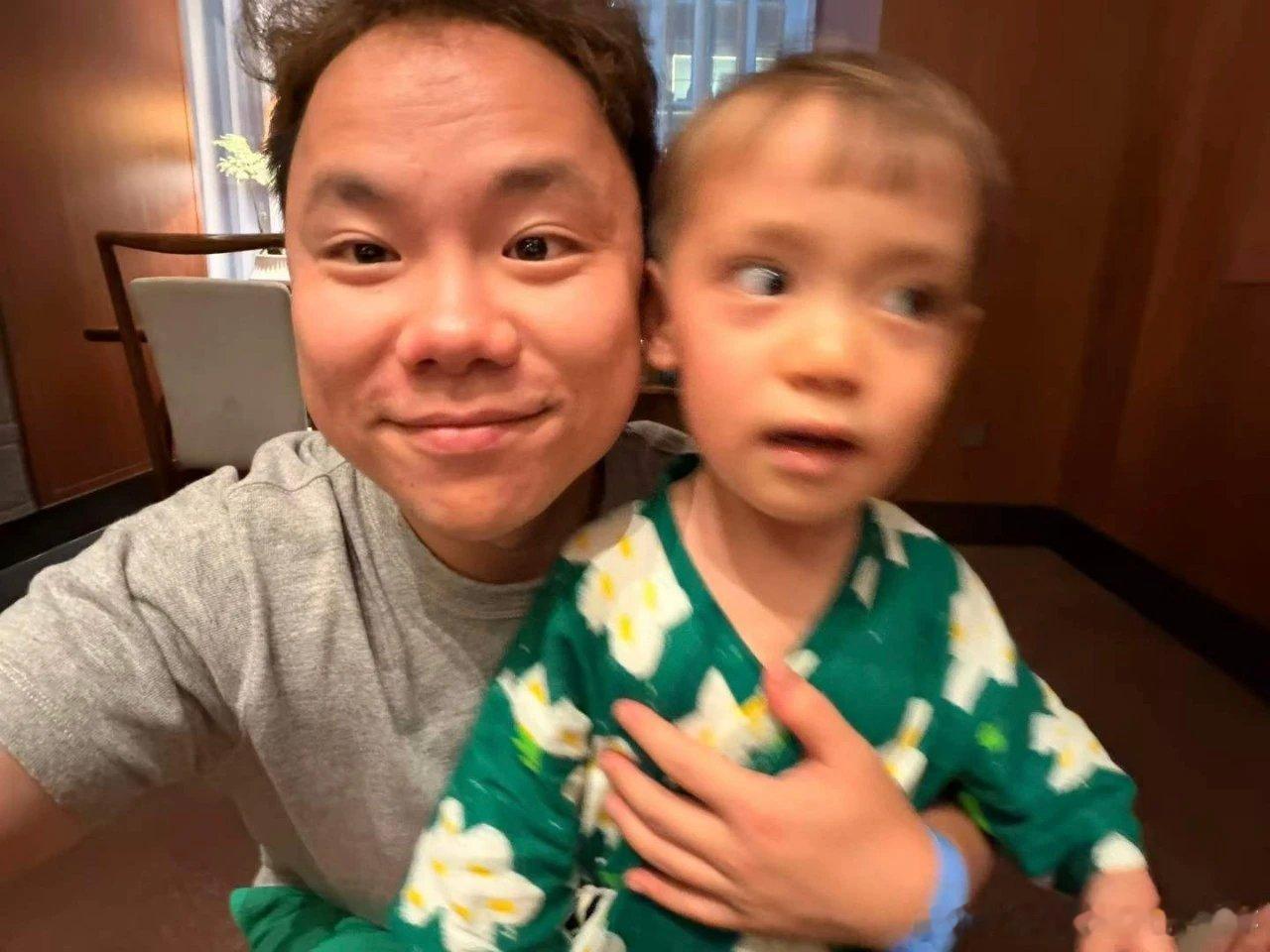 陪小三聊感情，也开始收费了。

今天中国，如果说一定要赚钱，还没有方向。我说一个非常非常六亲不认的话，最牛逼的方向只有一点，就是轻服务业。
 
轻服务业在中国翻译一下就是知识付费、知识服务。但知识付费产品，它一定要用你的性命来做。
 
为什么？因为这是这个时代最确定性的机会。
 
一、中国 ​