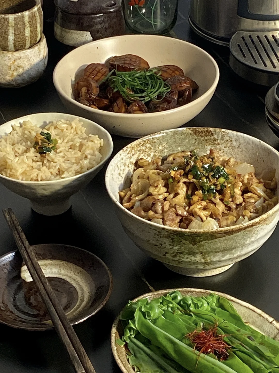 今日食谱📜葱油鸡饭 豉油鲍鱼 炝拌山苏叶🥢