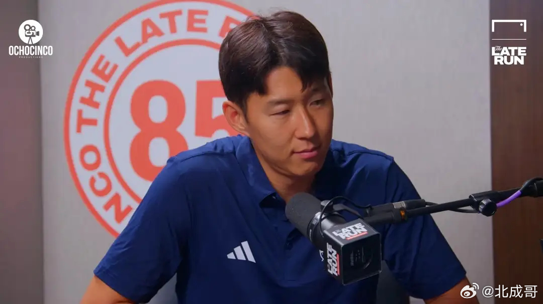 孙兴慜走心解读梅罗GOAT：理智臣服梅西，青春忠于C罗
2026年9月4日，洛杉矶FC球星孙兴慜做客知名节目《The Late Run》。节目最后，主持人提出困扰足坛二十年的灵魂拷问，梅罗二人谁是足坛史上最佳。面对这道高难度送命题，孙兴慜真诚作答、态度坦荡：“我无法反驳梅西是足坛GOAT，但我的青春和热爱，永 ​