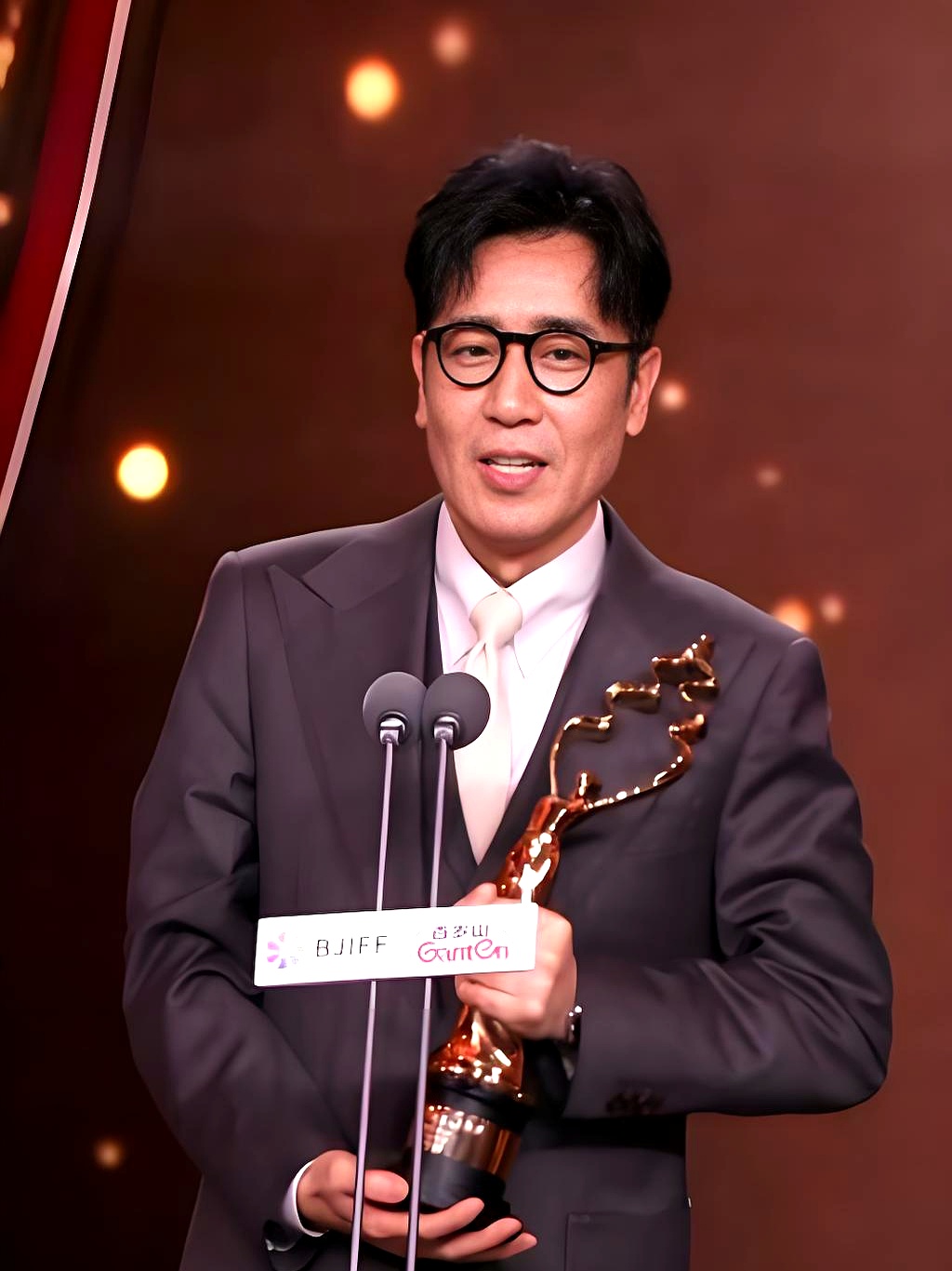 圈里越是热闹，越显得家里的那份安静值钱。    53岁的于和伟，终于凭...