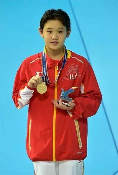 &34;小孩姐&34;于子迪夺金，成亚运游泳项目最年轻冠军。
 
亚运会游泳赛场诞生新纪录，13岁的于子迪拿下金牌，成为亚运游泳项目有史以来最年轻的冠军。网友亲切叫她小孩姐，年纪小小的选手站上领奖台，很多人都为这份成绩感到震撼。
 
整场比赛节奏紧张，于子迪从出发之后就紧紧咬住对手，后半程持续发力，没有出现动作