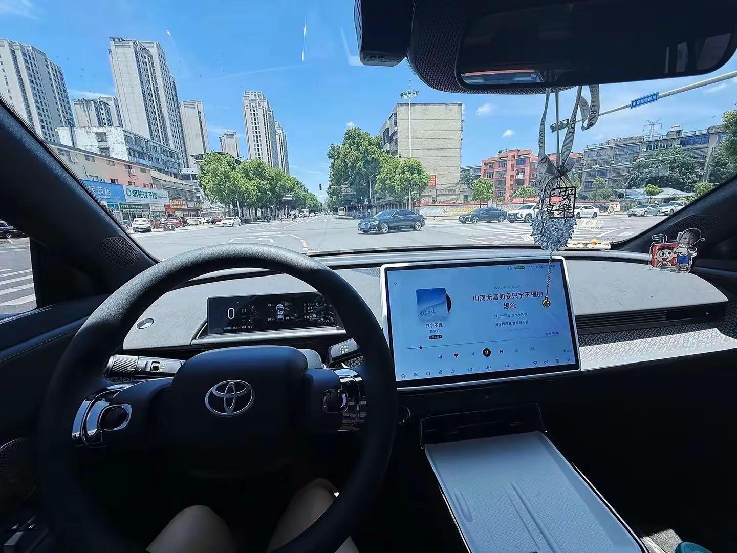 开铂智3X跑满5000公里，也算真正和这台车磨合透彻了。从刚开始上手的陌生，到现在每天通勤、周末短途出游都离不开它。日常上下班代步，用车成本很低，代步省心又顺手。偶尔自驾出门，提前规划好补能路线，路上充电效率在线，不用过度焦虑续航。这五千公里走过城市街巷，也跑过郊外小路，见证了不少生活瞬间。整车的好