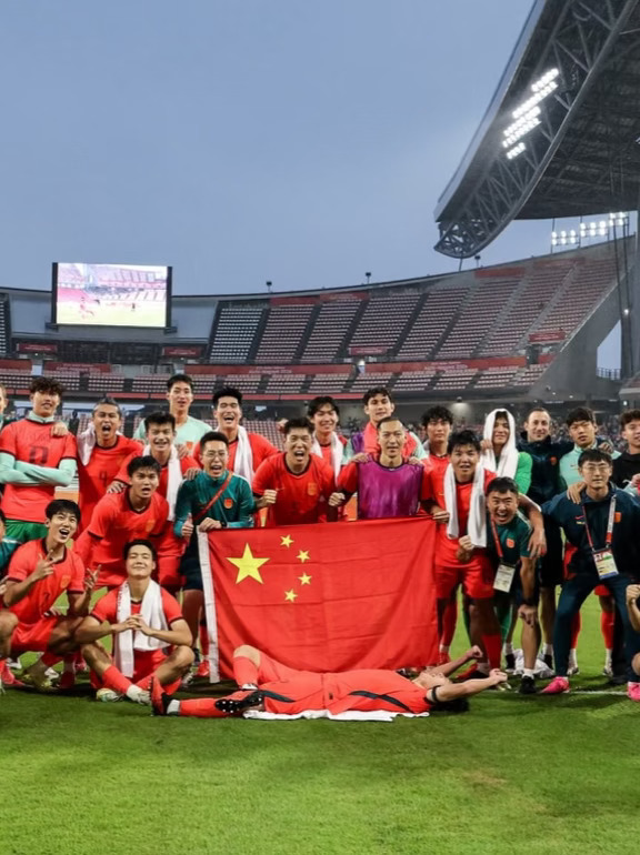 🤣哈哈哈国足历史首次成绩追平男篮！