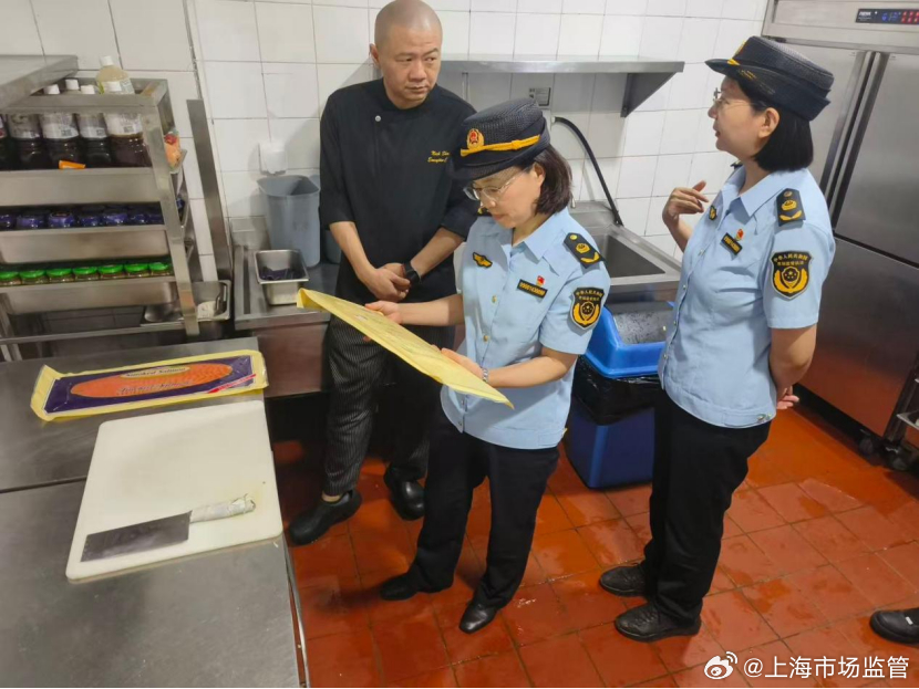 #区局动态#【严把食安关口 护航世赛举办】近日，重固所组建世赛驻点保障组，对赛事接待酒店实施定点定岗驻场监管。执法人员核查经营资质、从业人员健康证明，全面检查食材采购储存、后厨管理、冷链设备、餐饮具消毒等环节，全程动态巡查并开展食品快检，落实 24 小时值班与信息报送，督 ​