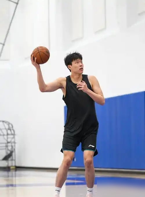 杨瀚森在开拓者合练，三分线外一个都没投。2米16的大个子，全在练空切吃饼、罚球线持球往里杀，还跟克林根单挑勾手。总经理克罗宁说他上升轨迹很好，主教练直接放话：打NBA级别球员越多，他越好。但开拓者内线挤着克林根、罗威、卡尔森，留给他的就一个第三中锋位置。合同后两年都是球队选项，11月3日前不执行，2