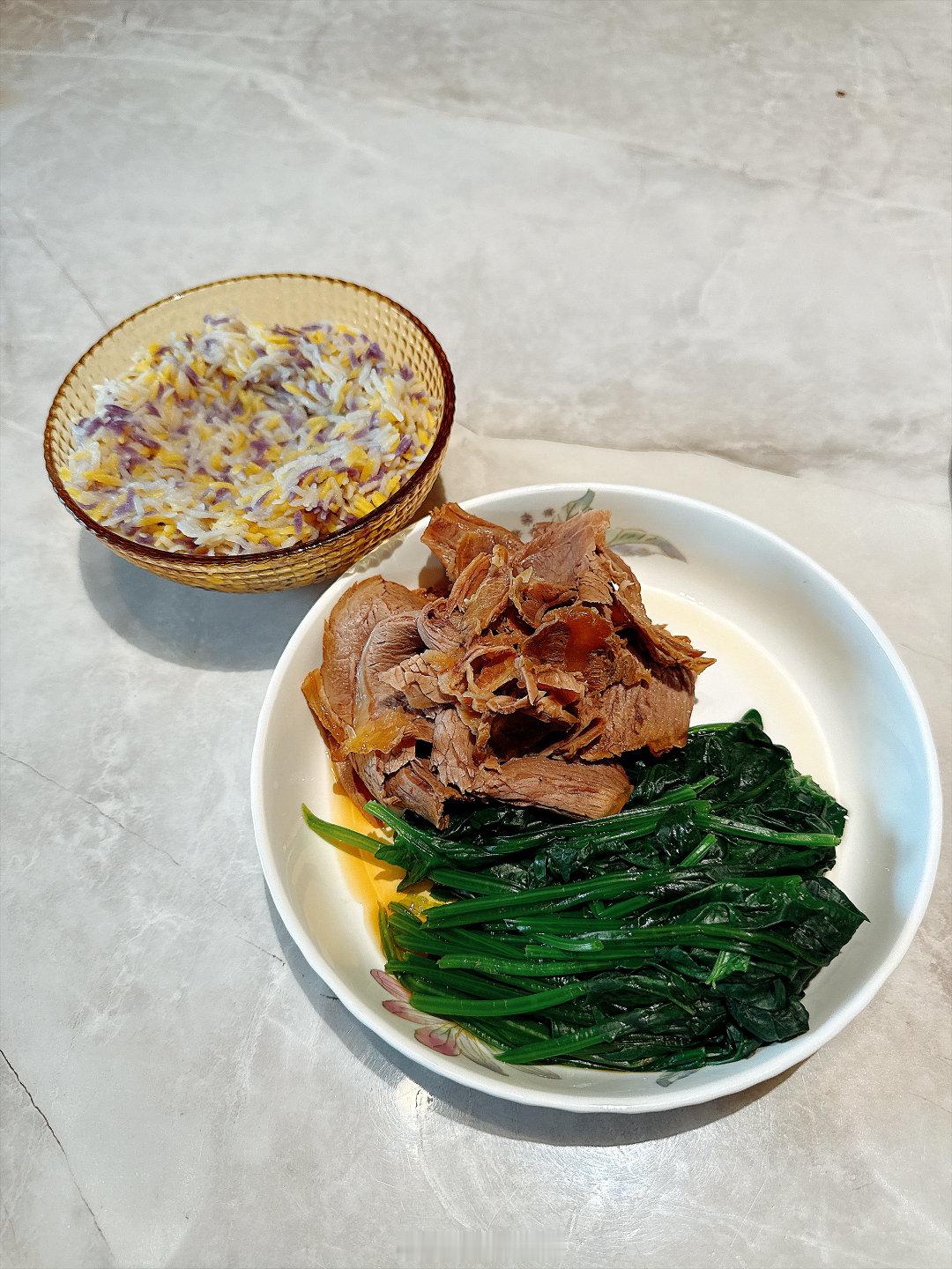 #每日一餐分享##午餐[超话]# 小孩姐的午餐和我的午餐，她是三文鱼彩蔬拌饭，我是牛肉菠菜三色低卡米饭～[么么哒][么么哒] ​
