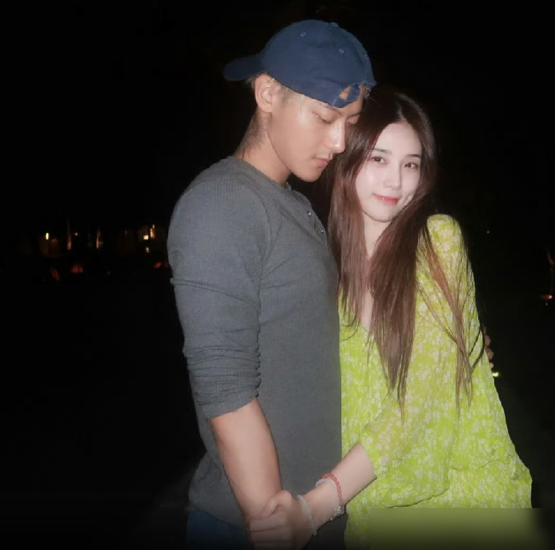黄子韬徐艺洋晒海边牵娃照，炸了。
从2020年龙韬声明仅老板艺人，到直播喊妹妹家人，到情侣头像辟谣、领证辟谣、洛杉矶妇产医院只是体检、婴儿床沉默、代孕声明绕开生育，这一路否认了足足六年。
结果10月15日，徐艺洋直接甩一家三口背影照。黄子韬转发还提了儿子。
网友炸的不是有孩子，是你俩嘴是真硬。