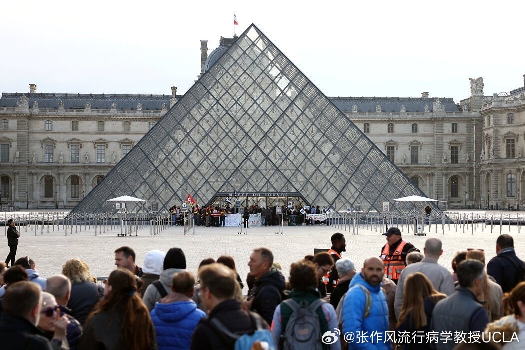 #法国骚乱# 

法国多地爆发骚乱，现在去巴黎旅游安全吗？

CEYLAN YEGINSU, TARIRO MZEZEWA

2026年10月21日

周一，抗议者封锁了巴黎卢浮宫的入口。在马赛、里尔和尼斯等法国多个城市，都举行了声援公共教育及抗议生活成本高涨的示威活动。 ABDUL SABOOR/REUTERS

上周末，法国各地的反政府示威活动升 ​