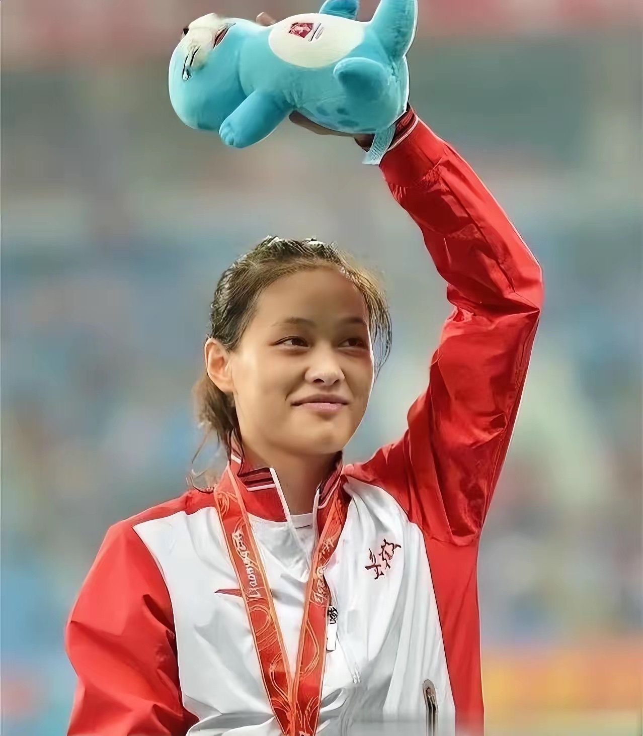 刘翔妻子吴莎1986年出生在安徽芜湖，身高1.73米，是前女子撑杆跳高健将。最早练武术，后来改项撑杆跳高，12岁进入省队。曾两度拿下亚锦赛冠军，还夺得过全运会金牌，个人最好成绩4.40米，2013年因伤病退役。
她退役后先在安徽省体育局当田径教练，后来定居上海就投身运动康复领域，参与相关工作室运营。