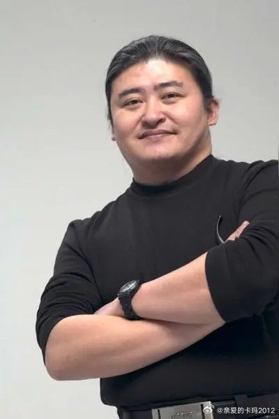 面相学里说：人中沟长且宽的人高寿，人中沟的人短寿。
看看刘欢的人中沟—— ​