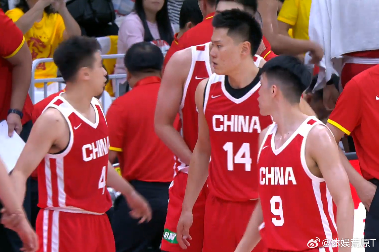 中国男篮12人名单出炉，仅一人调整，前NBA球员对手缺战
中国男篮世预赛对阵东道主卡塔尔队的客场比赛即将进行，赛前两队都公布了12人名单，其中中国男篮大名单跟热身赛相比，只有一人的变化。热身赛最后一场对阵新西兰队的名单中，只有未出场的小将李悦洲被杨瀚森顶替。

完整12人名单包括：胡明轩、赵 ​