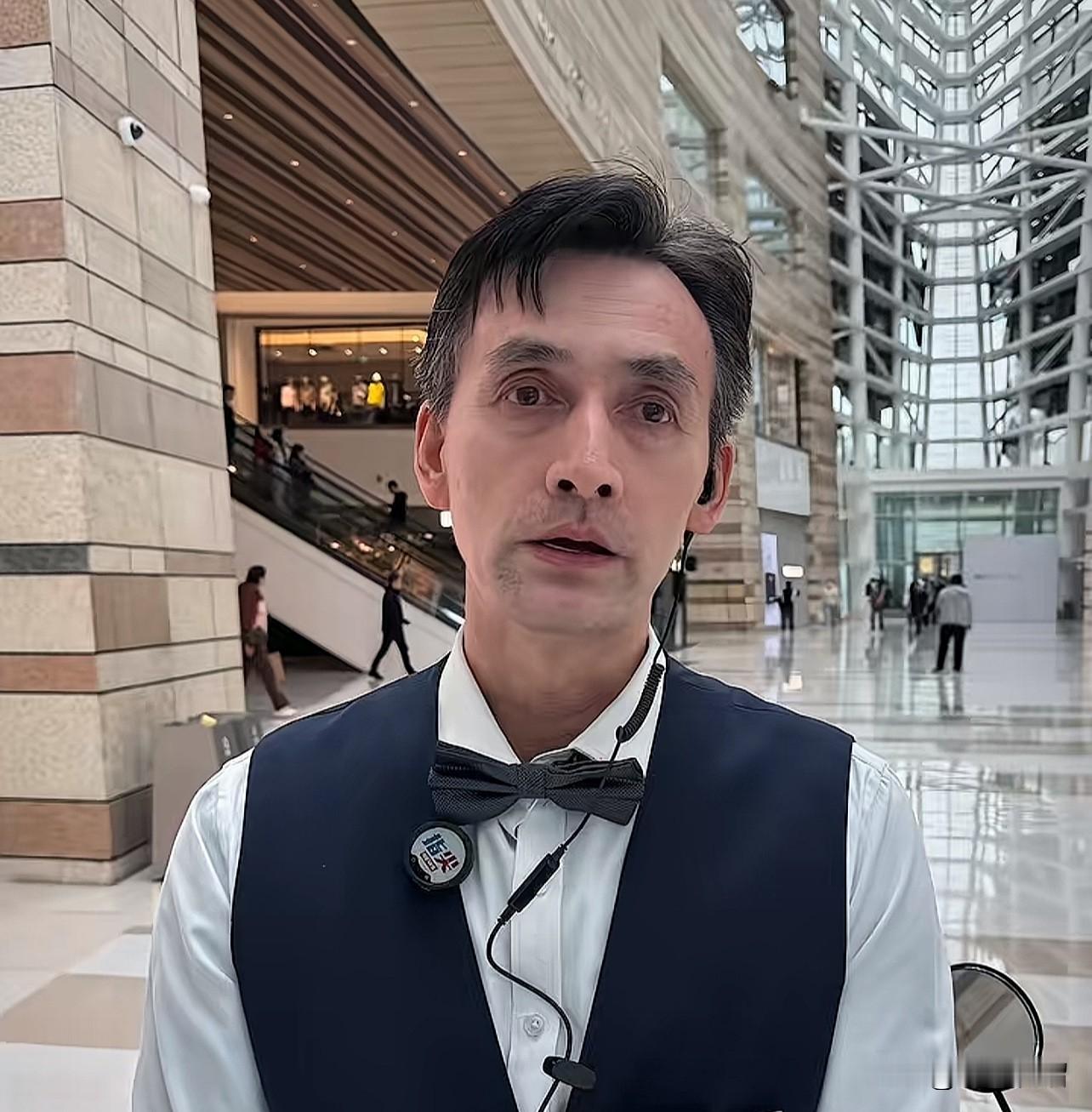 谁都没料到，沈阳某商场的一名保洁员，凭着堪比明星的出众长相，直接火到了新华社。
        据悉，这位保洁大叔名叫陈景福，今年虚岁五十五，是辽宁本溪人。有顾客说陈大叔长得像外国明星，也有顾客说他神似演员胡歌。按大叔自己的说法，父亲是东北人，母亲是山东人，家里根本没有外国血统。
       说实