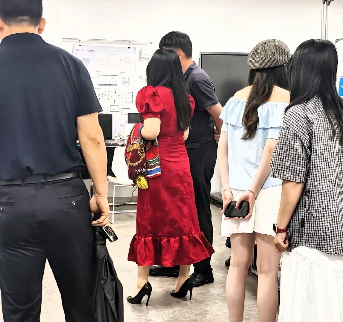李湘现身湖南大学。一袭红色连衣裙尽显出众气质，身形纤细窈窕，状态愈发亮眼。 ​