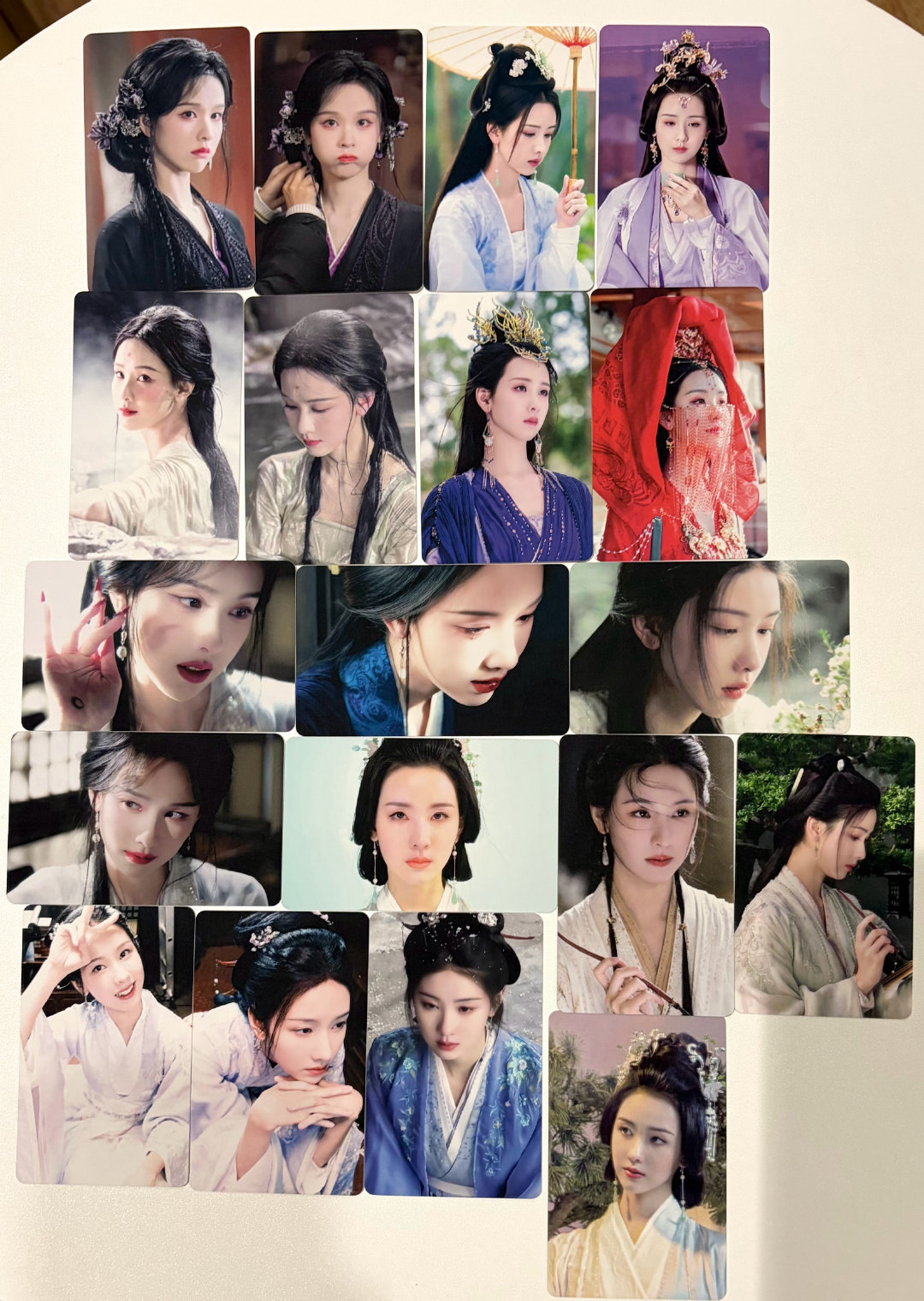 #陈都灵[超话]# 
【灵筑朝屿】
1、抽抽乐产前样展示，本次小卡工艺为触感膜 400g
     以下为产前样实拍效果（苹果17室内暖黄灯拍摄），大货按此标准制作

2、满赠撕拉片二样调整，减少了白框占比 ​