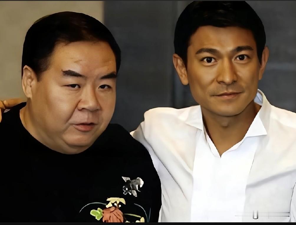 谁能想到！当年郑则仕破产欠下8000万，给昔日好友周润发打电话借钱，电话那头只有一句冰冷的“我帮不了你”。

说起郑则仕，大家脑子里蹦出来的都是那个胖乎乎、憨态可掬的“肥猫”。当年他拿了金像奖影帝，风光无限，想着自己开公司当老板。

结果遇上香港电影走下坡路，几部片子亏得底朝天，硬生生背上了8000