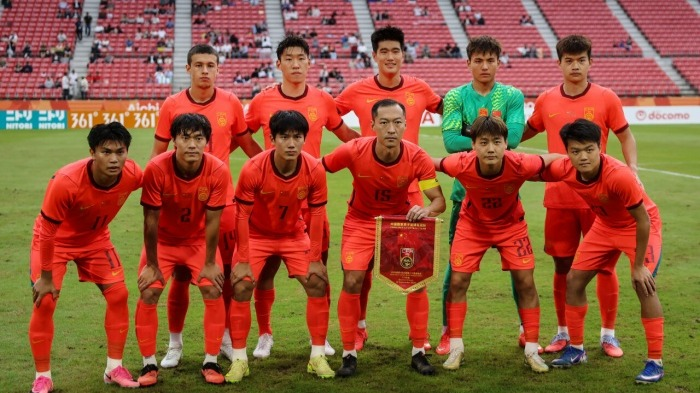 亚运会男足四分之一决赛，中国队3比0击败泰国队晋级四强，时隔28年重返亚运会半决赛。此役中国队调整首发阵容，通过防线前提、高位逼抢和攻守转换效率压制对手，三球分别由对手乌龙、胡荷韬和张玉宁攻入，半决赛将对阵韩国队。
比赛结果与历史意义: 中国队3比0击败泰国队闯入亚运会四强，为1