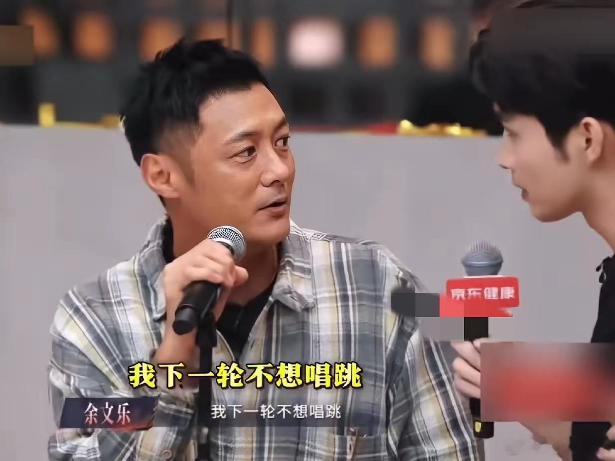 大家觉得披哥中卧龙凤雏
之一的陈若轩还能不能挺过三公？
虽然目前他加入的队伍很强，
有张彬彬，有阿云嘎，有余文乐，有曹骏
这几个全都是当过队长的人，
且现在的队长张彬彬选人时
就有着强烈的拯救者心态，
他想着卧龙凤雏他一定要选一个，
因为他想要带带他们，
但是现在
他们队里的余文乐明确表示 ​