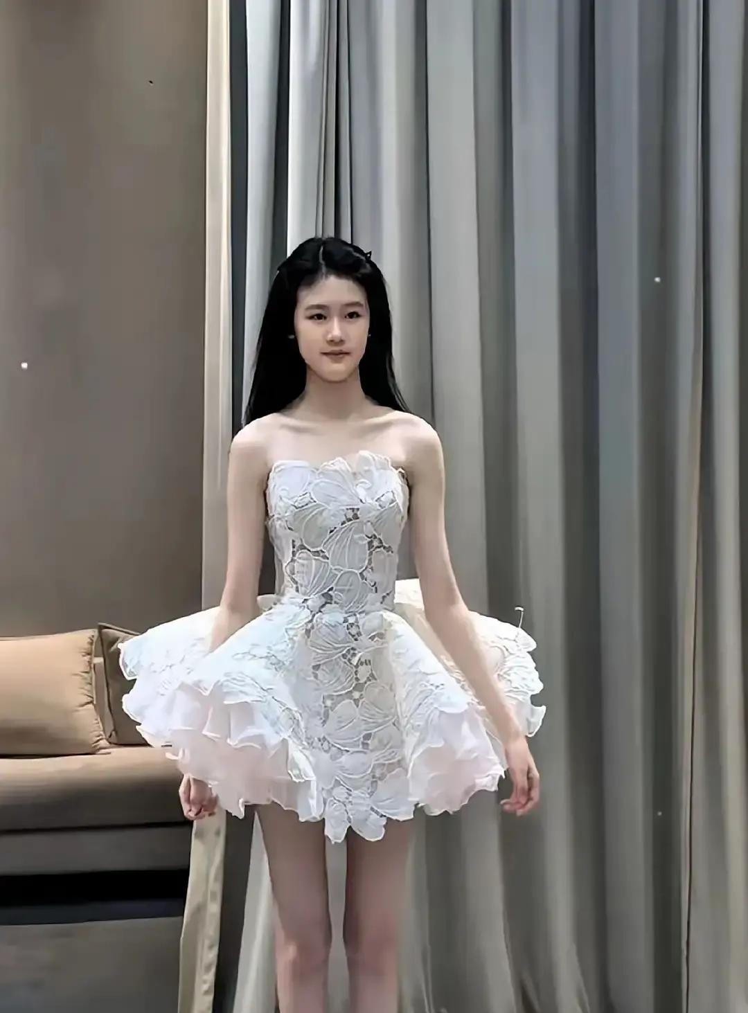 黄忆慈的账本摆在那，19岁，身高167厘米，自然站立时手腕线低于裆部，臂展超出身高3厘米以上。舞蹈圈的人给这个比例的评价是专业选拔的优秀标准。2025年5月，她官宣主演程耳的电影《人·鱼》，搭档王一博、汤唯，评论区第一条高赞是质疑她靠爹。
一边是身体硬件被专业行当认可，一边是镜头前那张脸被拿着显微镜