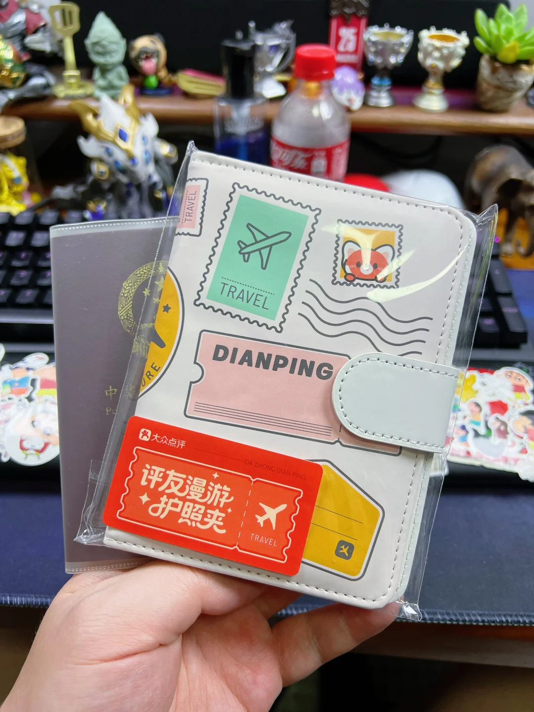 大众点评的护照夹，质量嘎嘎好！这本也快盖完了。大众点评，非常优秀的一款App！2