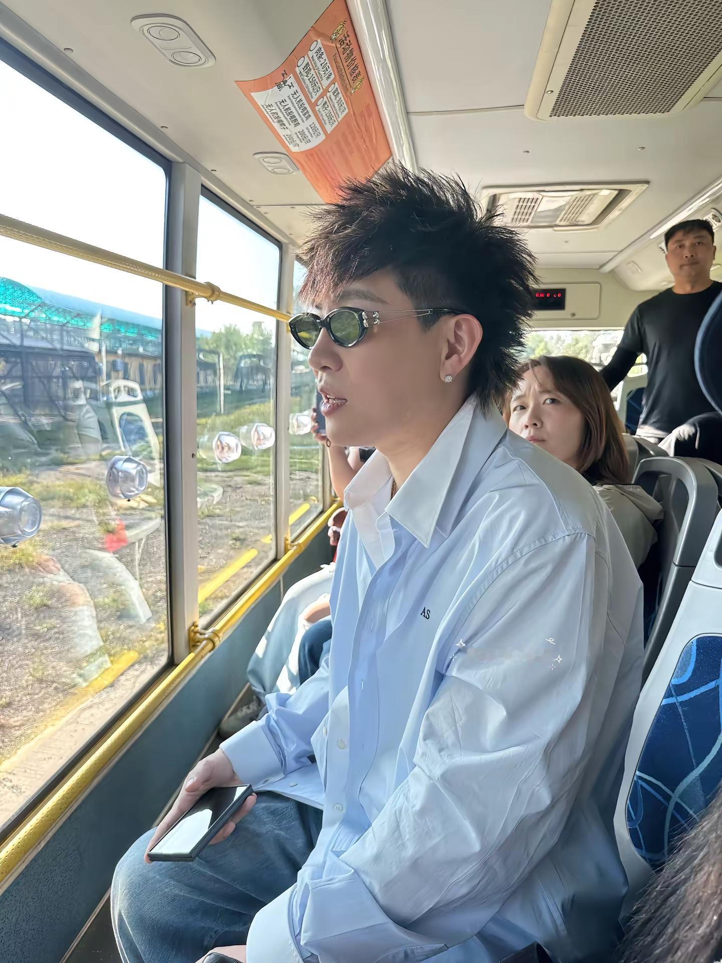 没有拍他的时候我发呆看着车窗里他的倒影 真的好不真实…不真实的以至于我现在都快忘了当时发生了什么胡彦斌 胡彦斌哈尔滨演唱会 胡彦斌演唱会