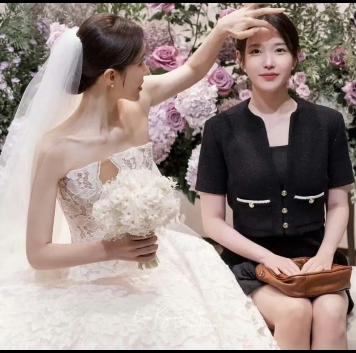 韩网热议!IU发型师结婚也不忘整理艺人发型
下意识的职业行为，结婚也不忘记给艺人整理头发，顺手了属于是。
IU肯定很好所以身边的人也对她好 保安大哥也是，听说，她出道后很火的时候，跟公司续签的条件之一就是不能换掉她的团队工作人员。
感觉IU很好，让妆了一样，穿的也很低调