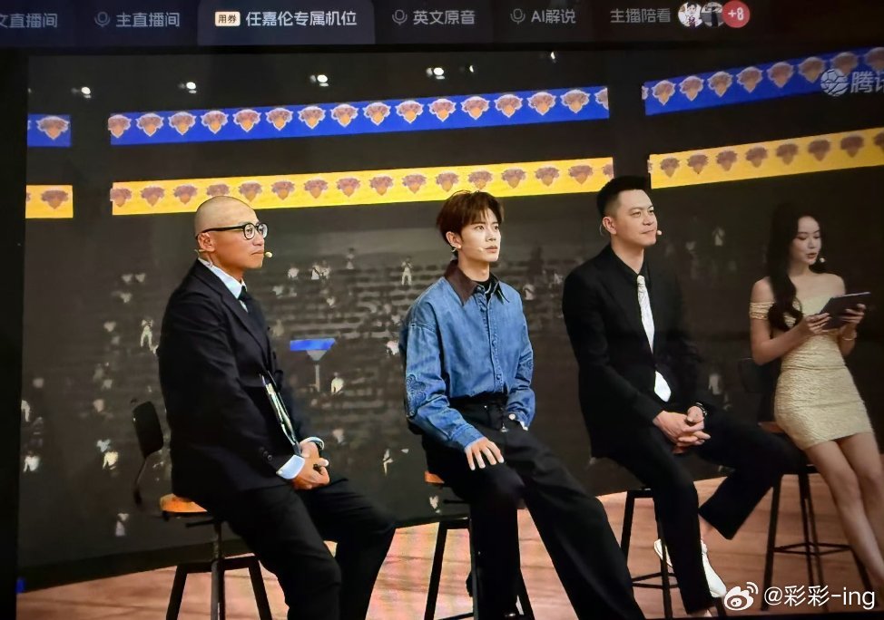 演员任嘉伦以腾讯体育NBA首位官方代言人身份，完成了2026-27赛季揭幕战76人vs尼克斯的解说首秀，最终76人106:100战胜尼克斯。  一、解说身份与团队- 全新身份：任嘉伦本次不再是此前的“
