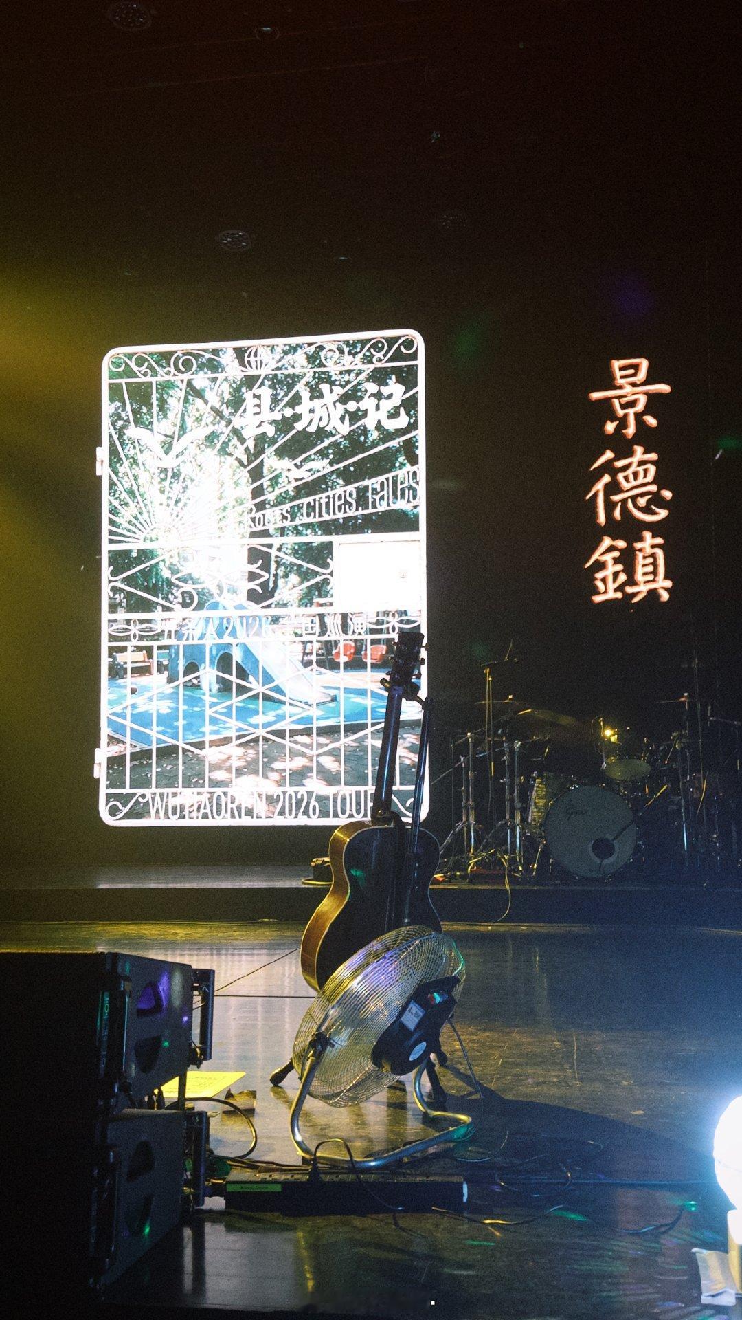 孝一个吧！功成名就不是目的！
让自己快乐快乐这才叫有意义！
烂尾楼的纸飞机 现在终于回到我手里！ ​