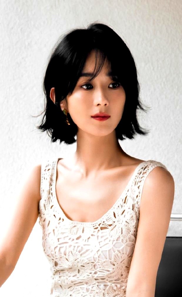辛芷蕾进组，张小斐杀青，孙俪开机，偏偏原定传闻里的那个女一号赵丽颖，硬是按兵不动。

《浮华之上》落到辛芷蕾手里，正午阳光的《开盘》张小斐刚拍完，《原地逃离》也被孙俪拿下。这几个业内抢破头的顶级大饼，之前传的主演都是她。

换作别人眼看好肉被分走早坐不住了，她倒好，稳如泰山。这些剧本个个都是高配置，