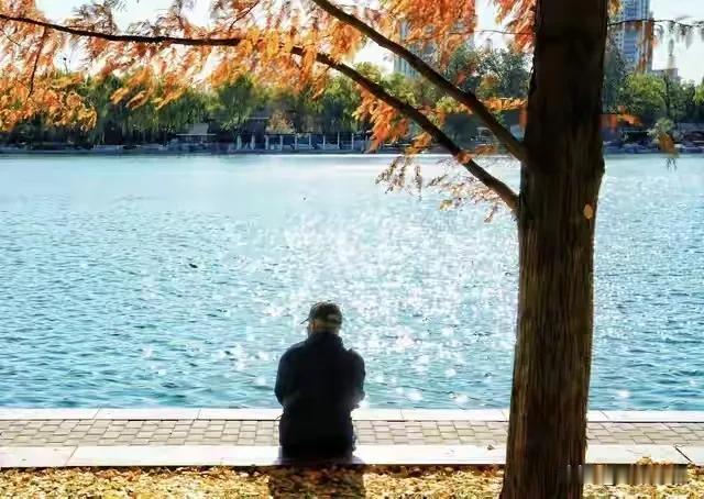 两性关系，70岁女人的大实话，到了70岁，维系感情只剩一个‘字’