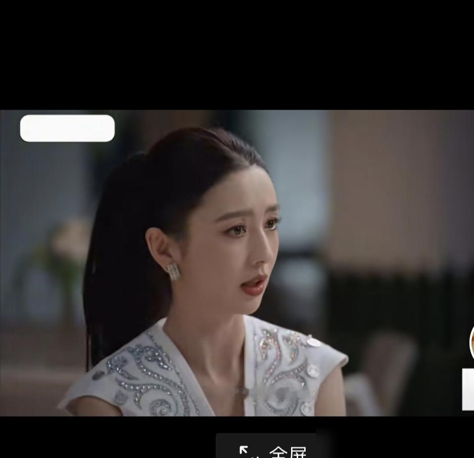 佟丽娅亲口说，陈思诚没打过她。
鲁豫新访谈里，她头一回把离婚这事掰开揉碎了讲。外界传了那么多年的家暴，她直接否认，说那是她拍反家暴电影赶上协议离婚，角色标签全扣她头上了。
更狠的是那句，她不离婚不是怂，是心里特别有数。真正的勇敢不是掀桌子走人，是安顿好一切再做的决定。婚姻没让她绝望，离婚也不是一